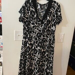 GH Bass & Co Black & White Floral V-Neck Women's Dress Size 16